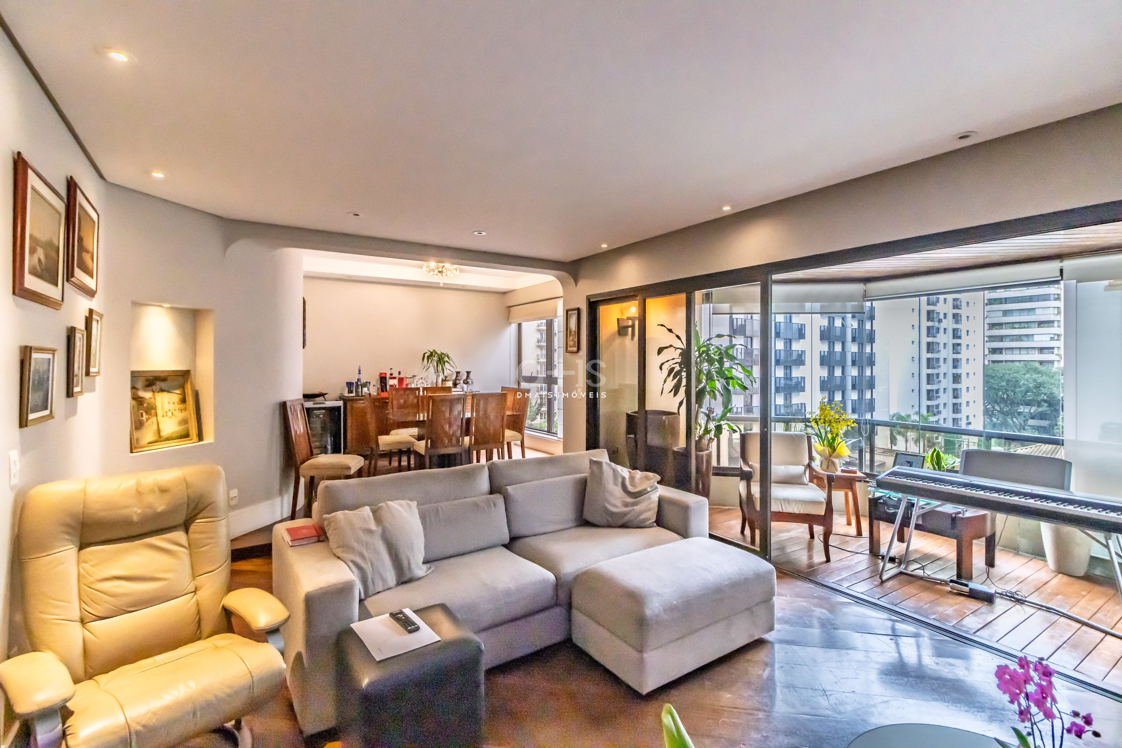 Apartamento com 2 Sutes e 3 Vagas no Jardim Paulista