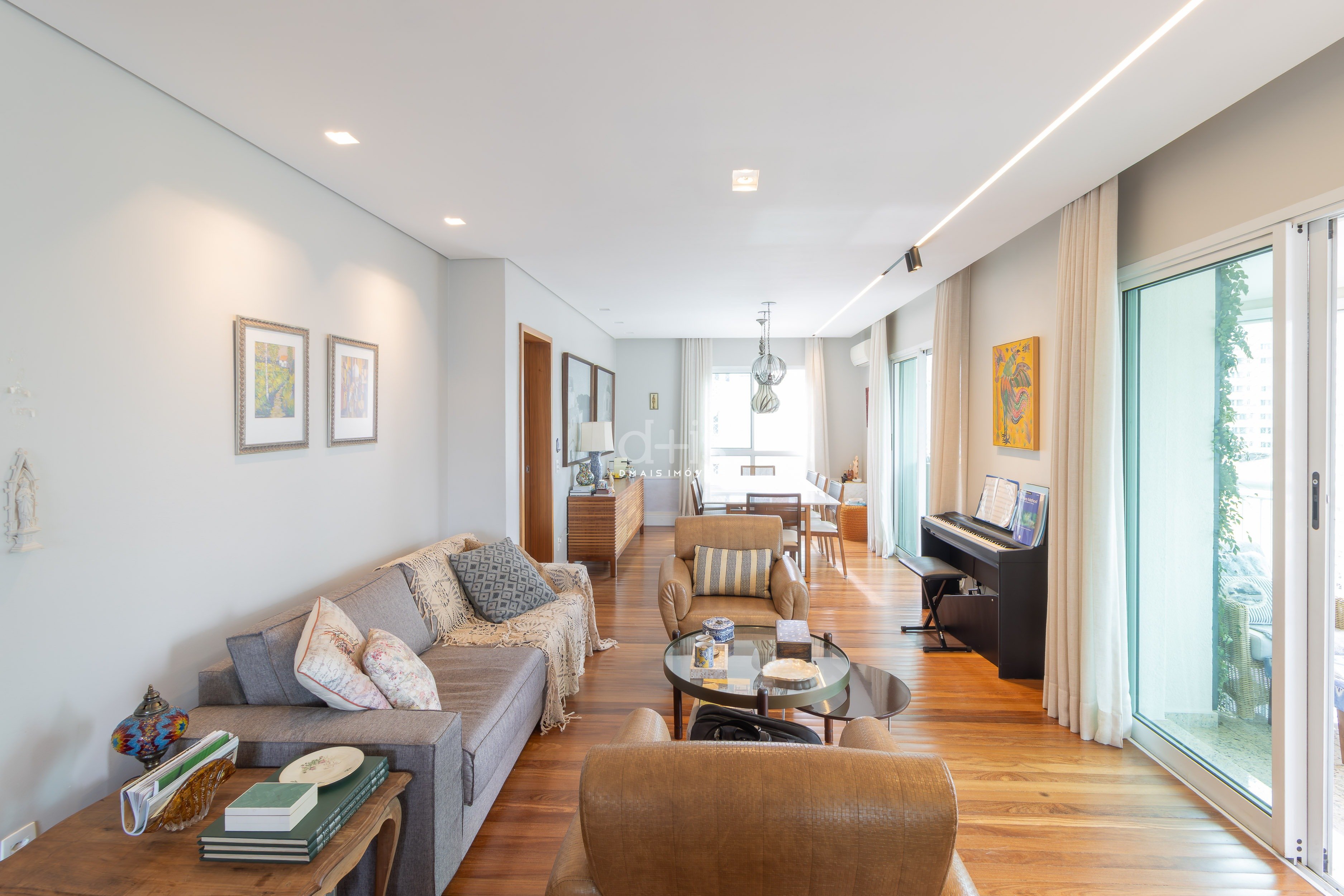 Apartamento reformado com varanda ampla e vista no Jardim Paulista Apartamento reformado com varanda ampla e vista no Jardim Paulista