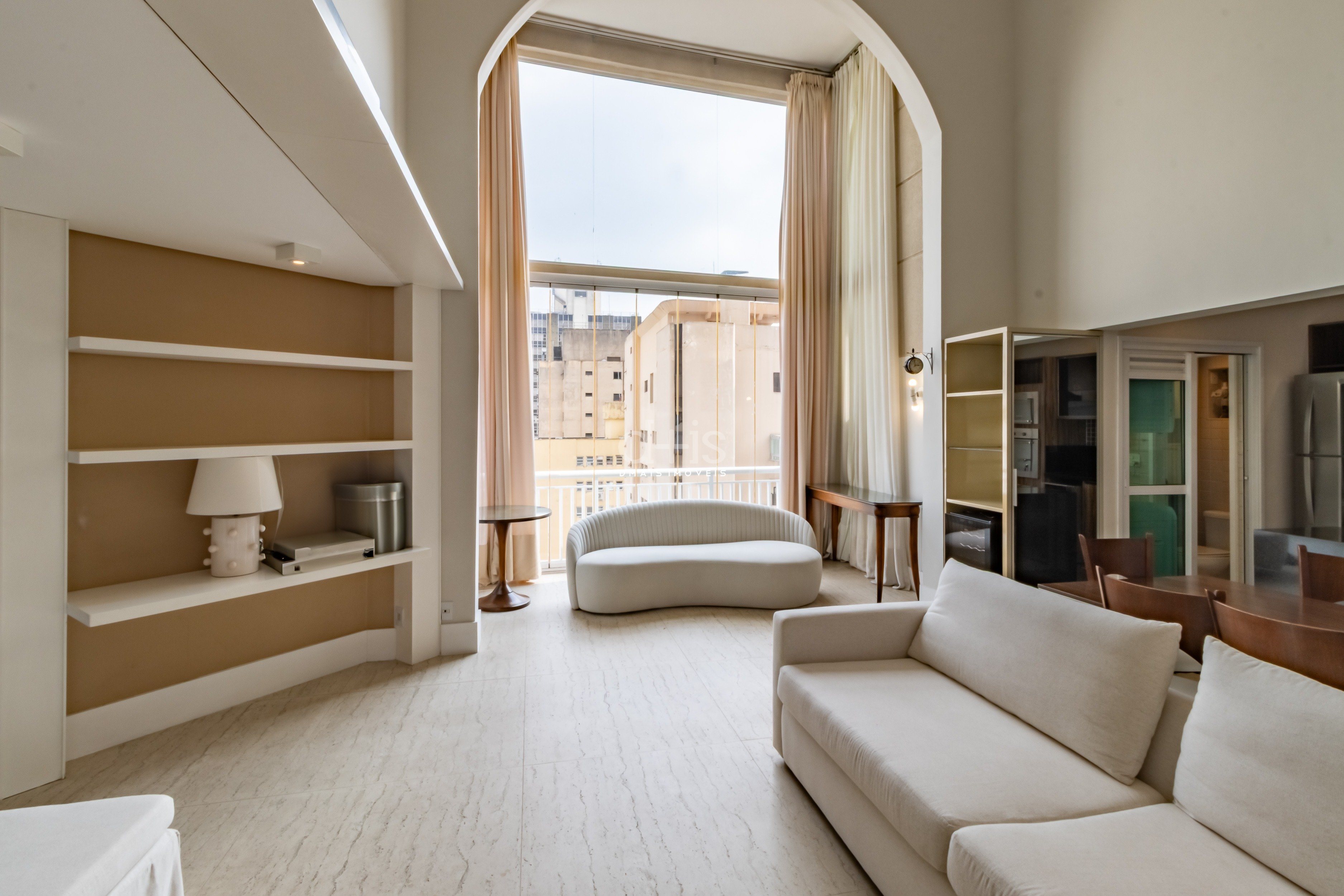 Apartamento mobiliado com pé direito alto e lazer completo no Jardim América! Apartamento mobiliado com pé direito alto e lazer completo no Jardim América!
