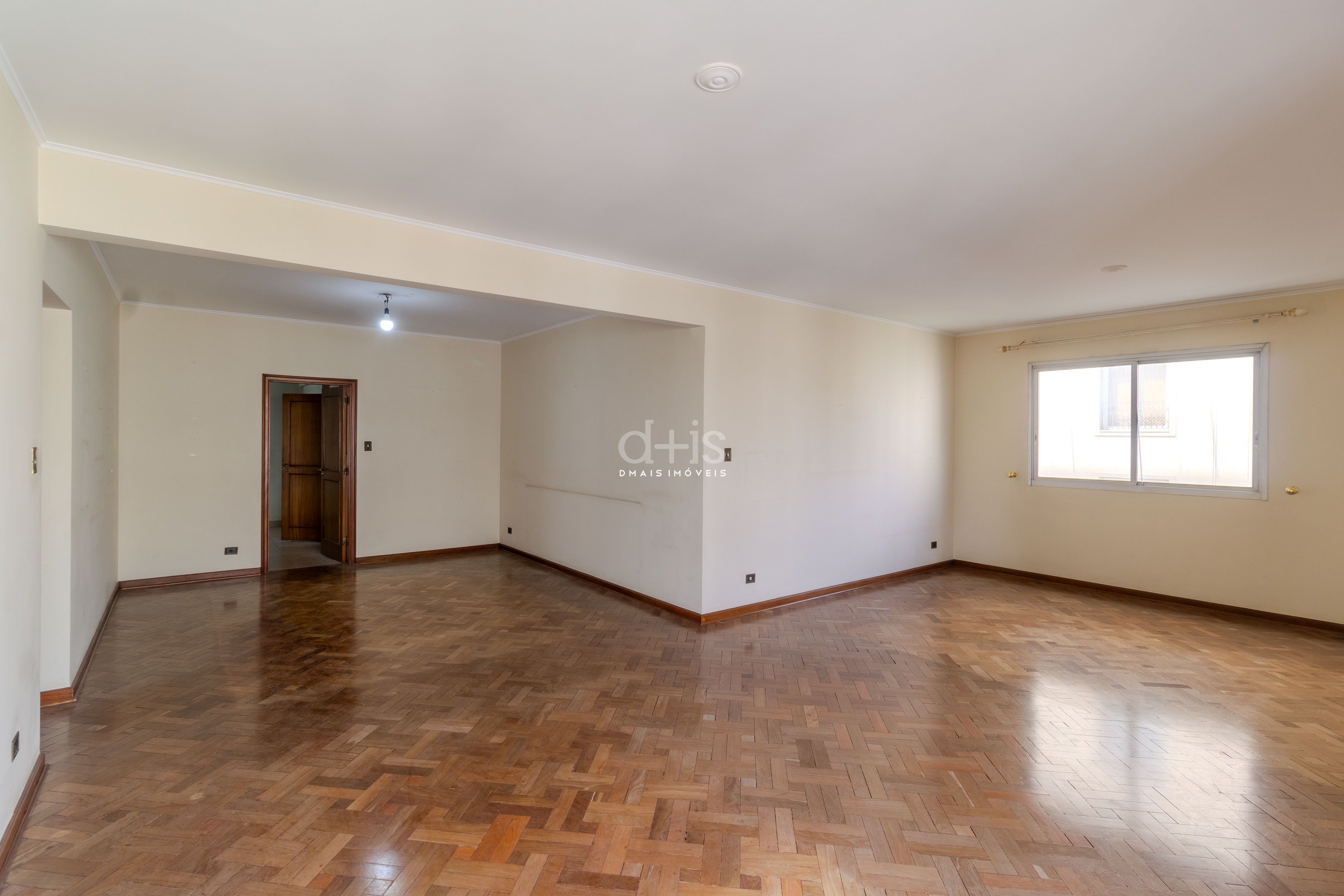 Apartamento no corao do Jardim Amrica, na parte plana, com 3 dormitrios. Ideal para modernizar!