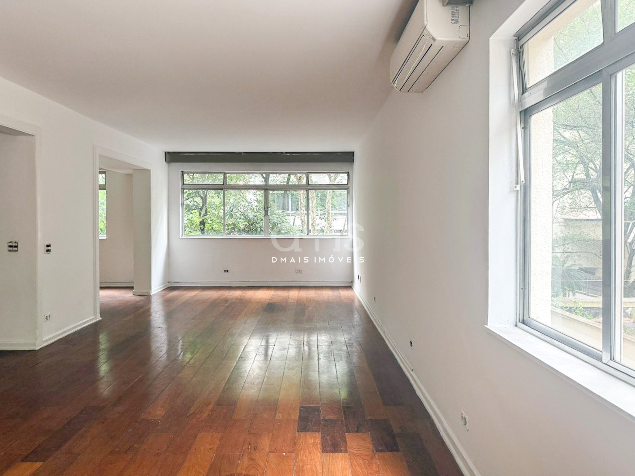 Apartamento de 144m� para reforma no Jardins com 2 vagas