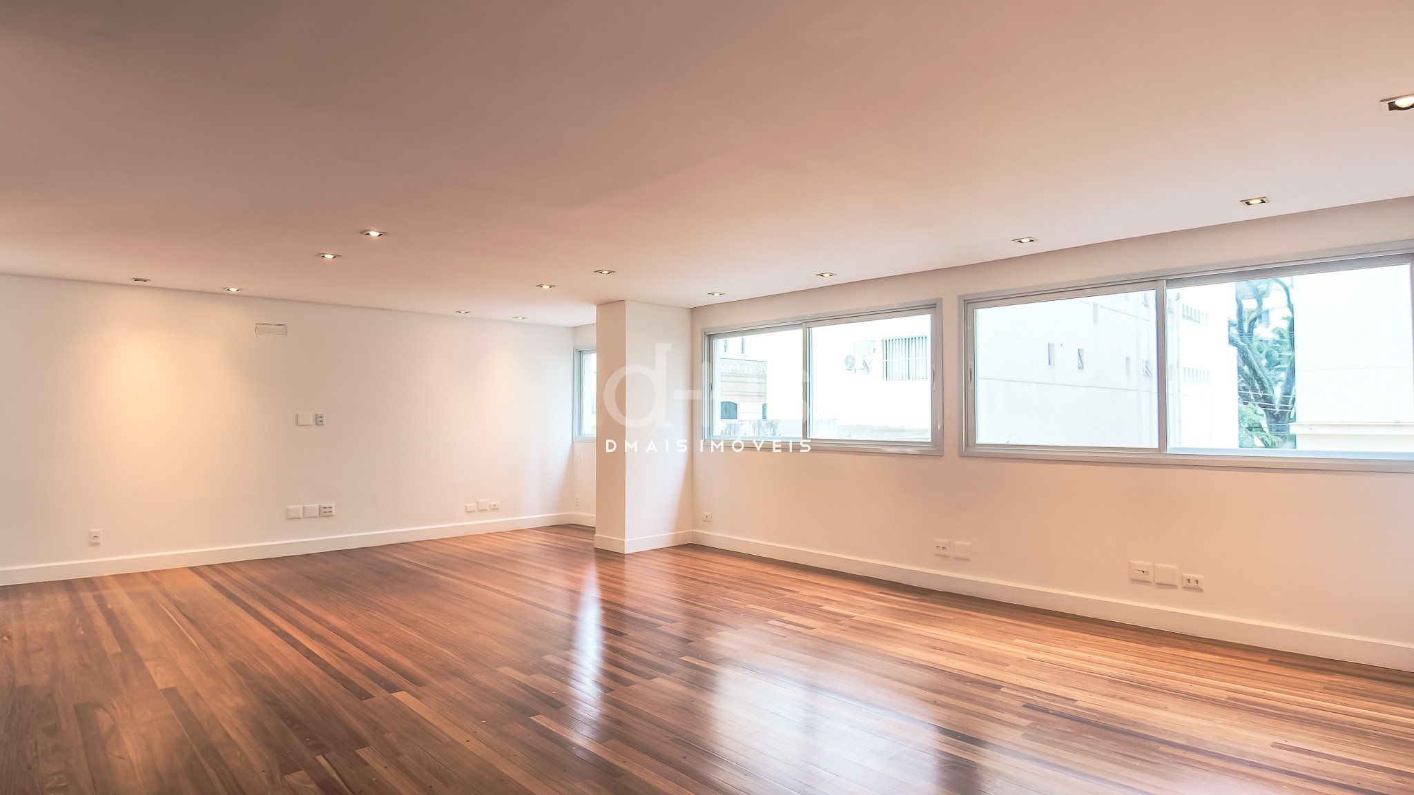 Apartamento reformado de 225m� com 3 dormit�rios no Jardins