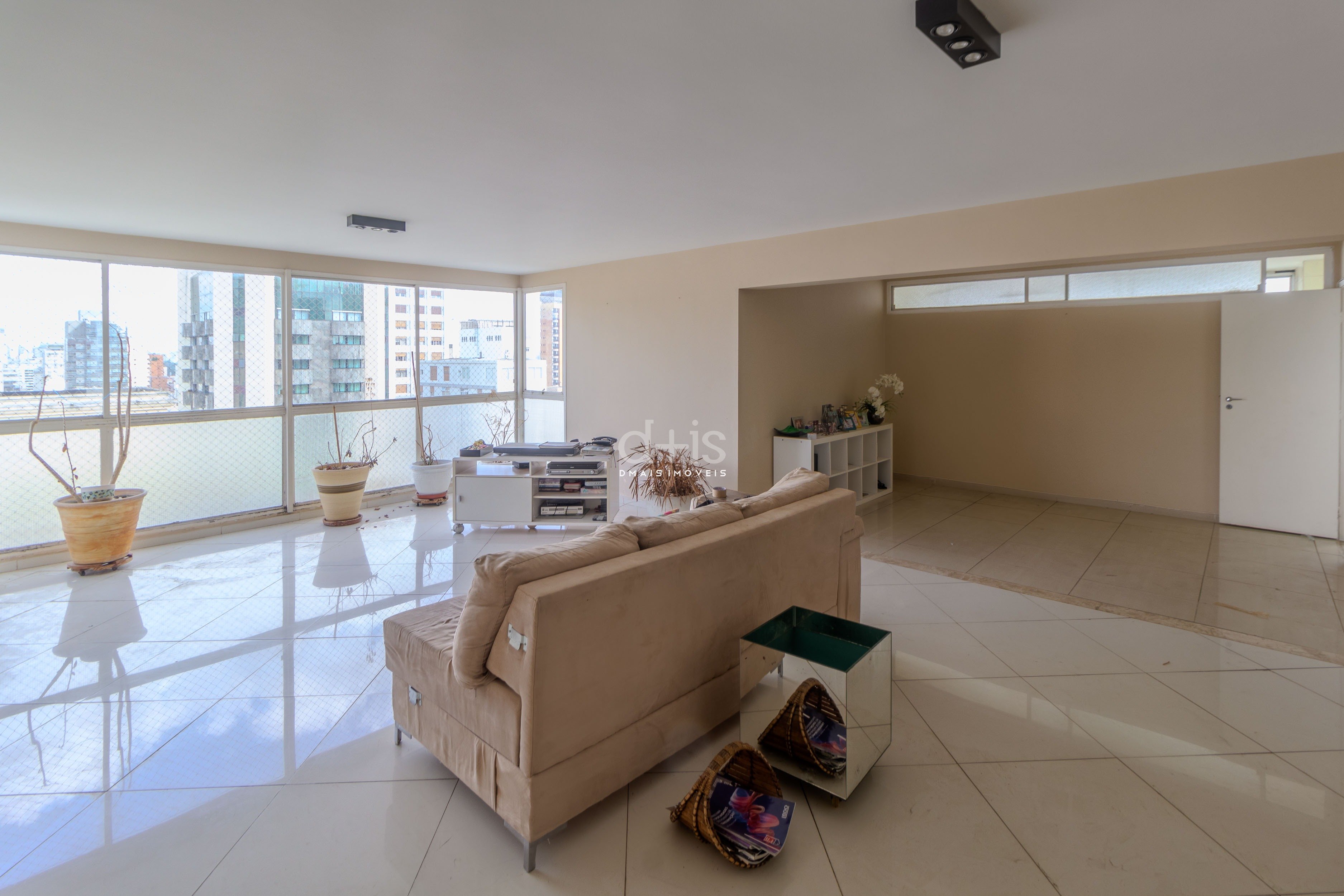 Apartamento amplo e iluminado na Oscar Freire com 3 dormitrios