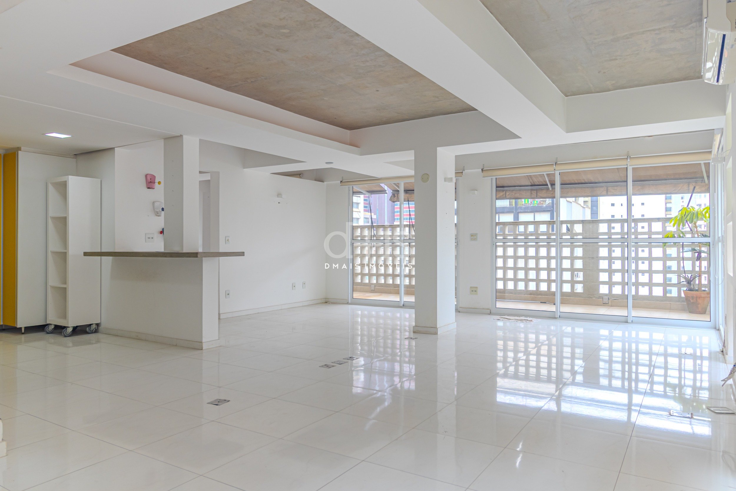 Cobertura Duplex de 205m com 3 Sutes e Varanda no Jardins