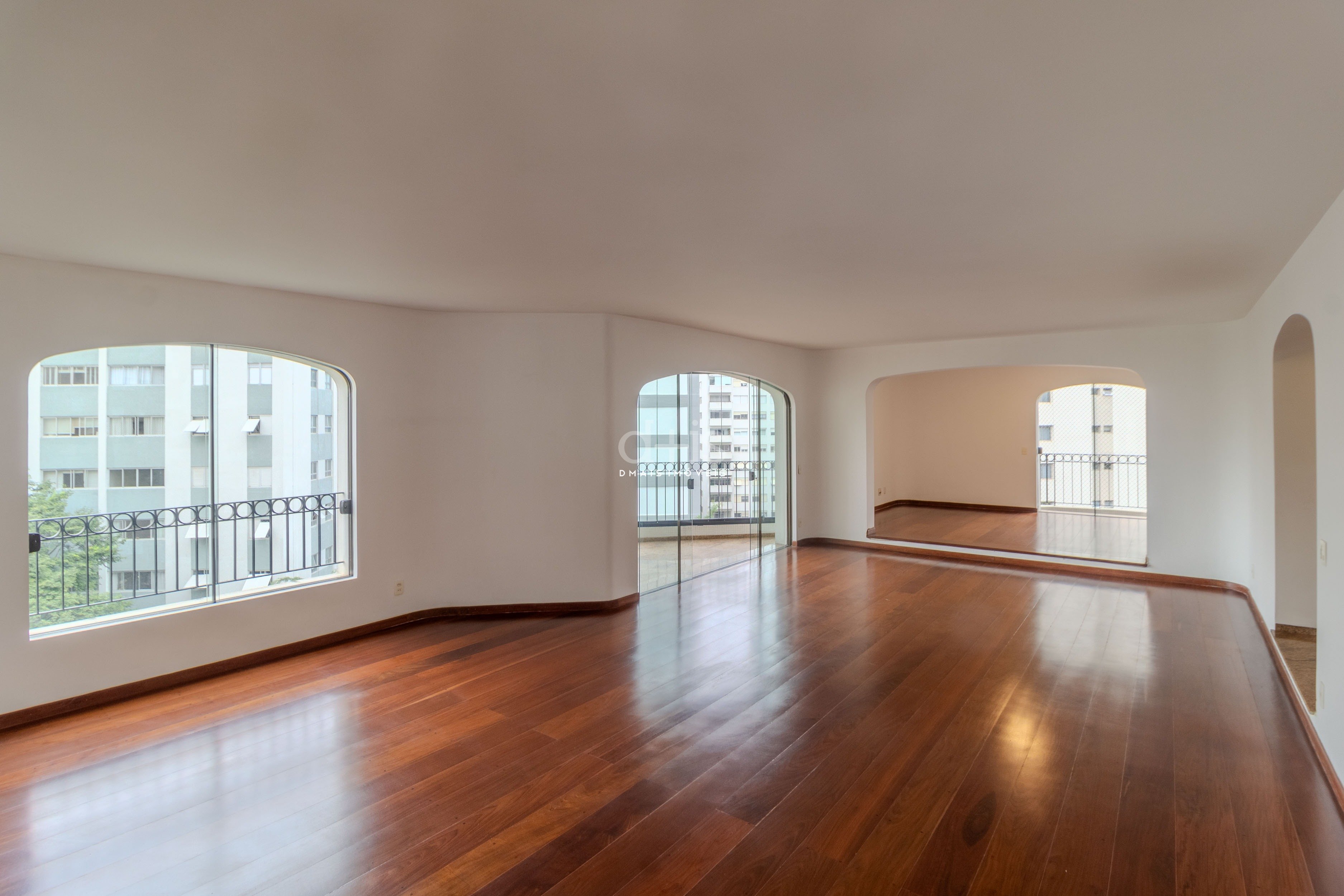 Apartamento amplo com sacada e varanda com 4 dormitrios, no Jardim Paulista