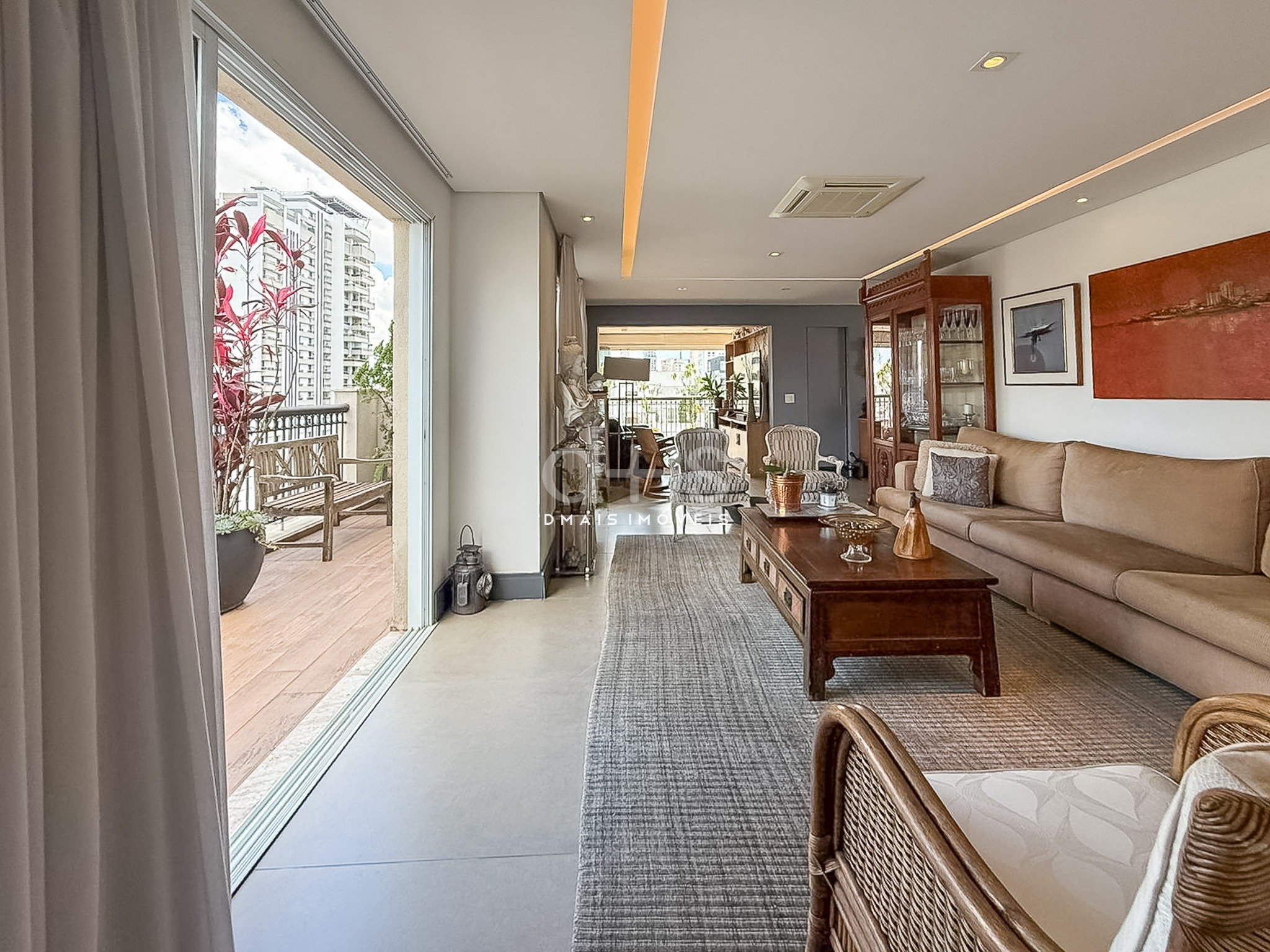 Cobertura duplex reformada de 242m� com 4 vagas no Jardim Paulista