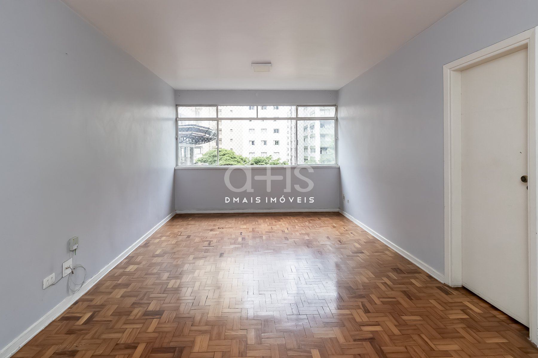 Apartamento bem iluminado na parte plana do Jardim Paulista, com trs dormitrios.