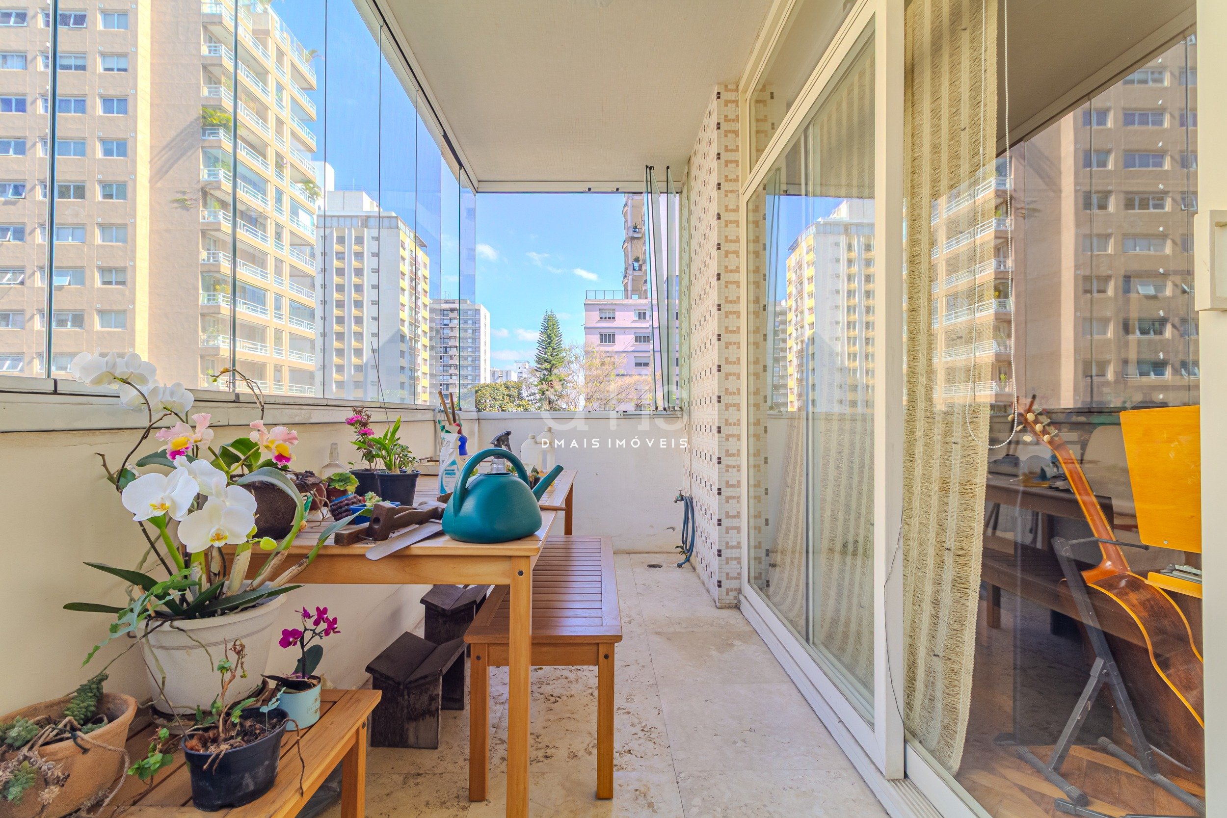 Apartamento de 307m com 4 Dormitrios e Sacada no Jardins