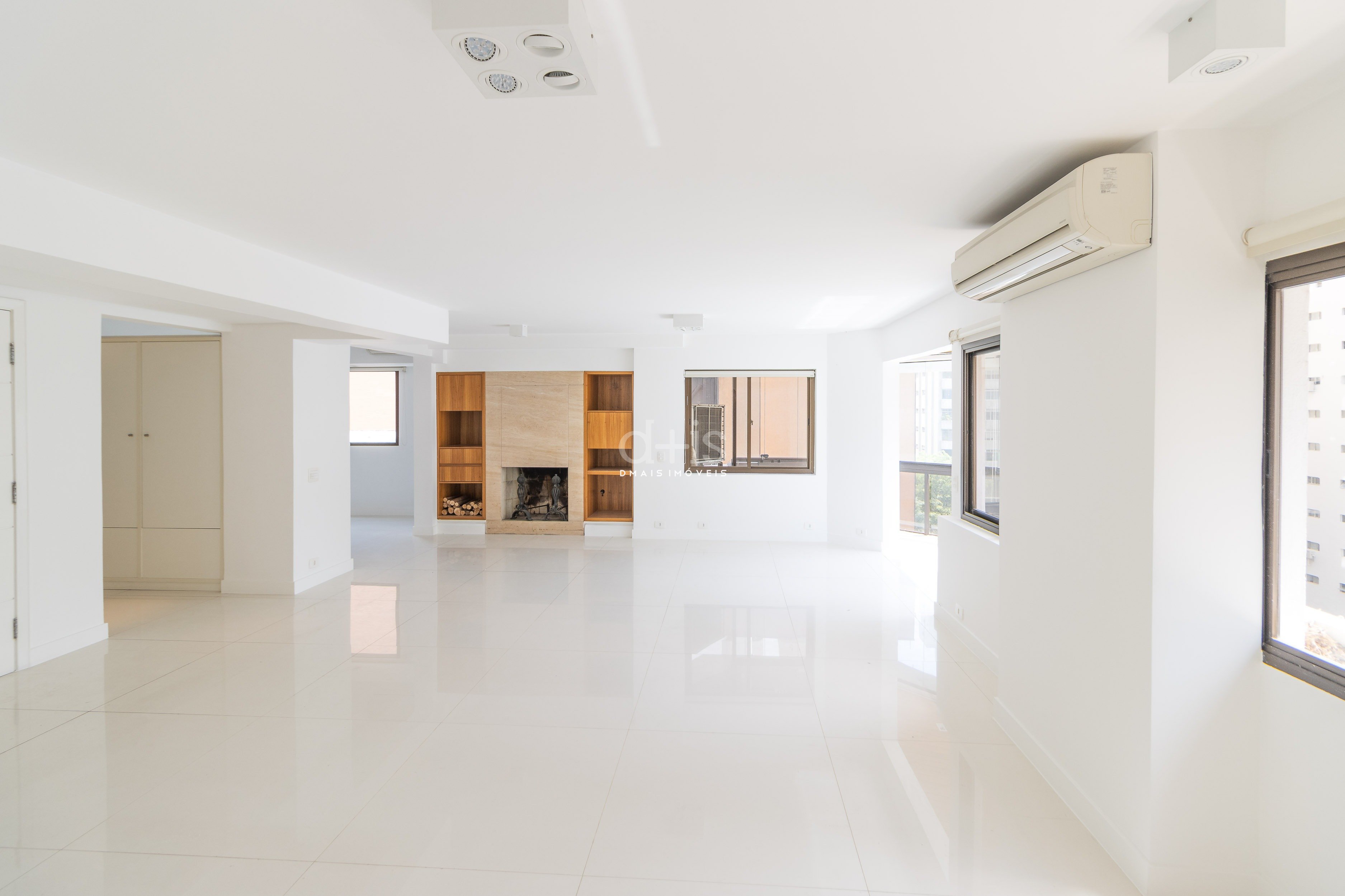 Apartamento com 3 suítes e 4 vagas próximo ao Club Paulistano Apartamento com 3 suítes e 4 vagas próximo ao Club Paulistano