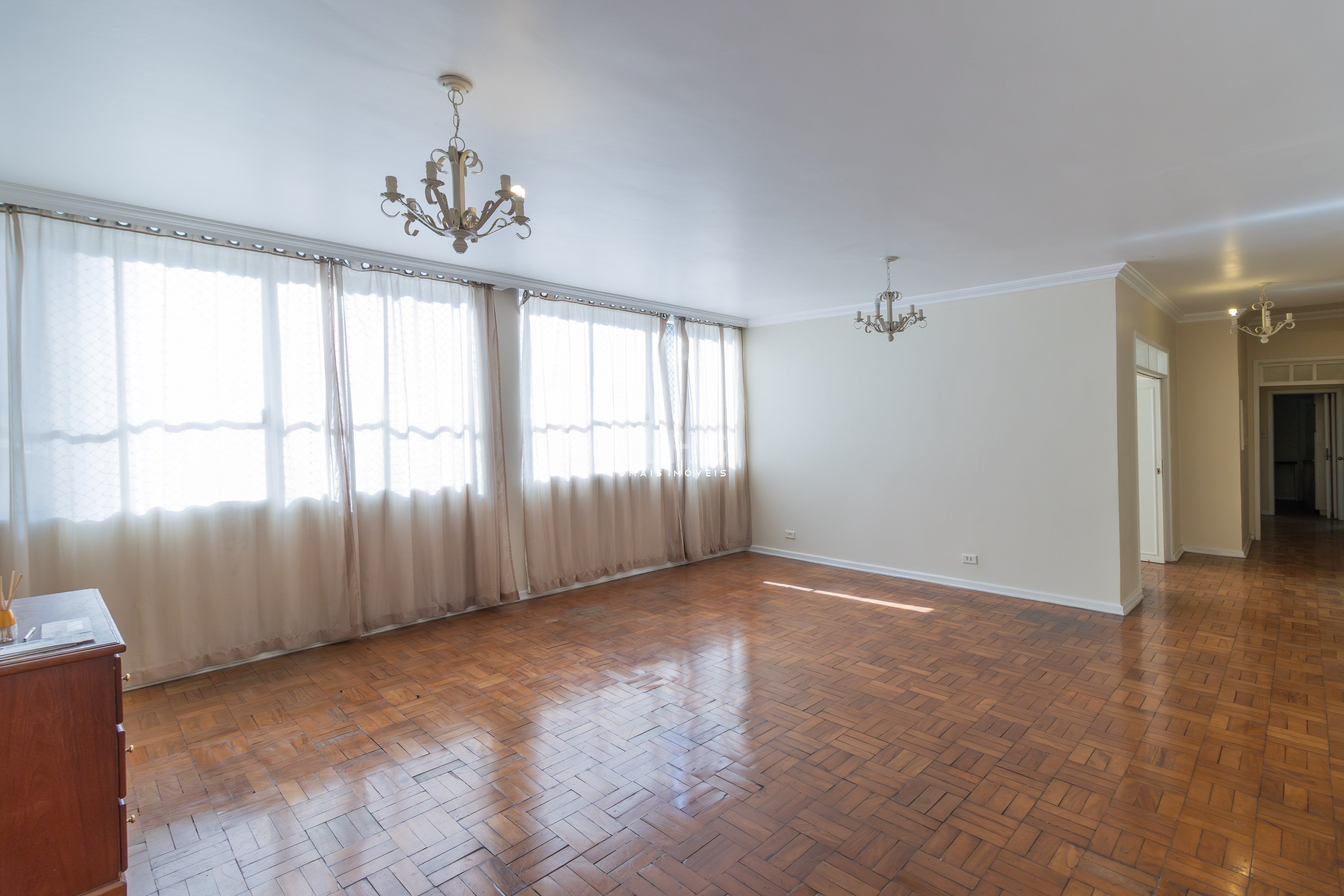 Apartamento amplo, com 4 dormitrios e sacada no Jardim Paulista