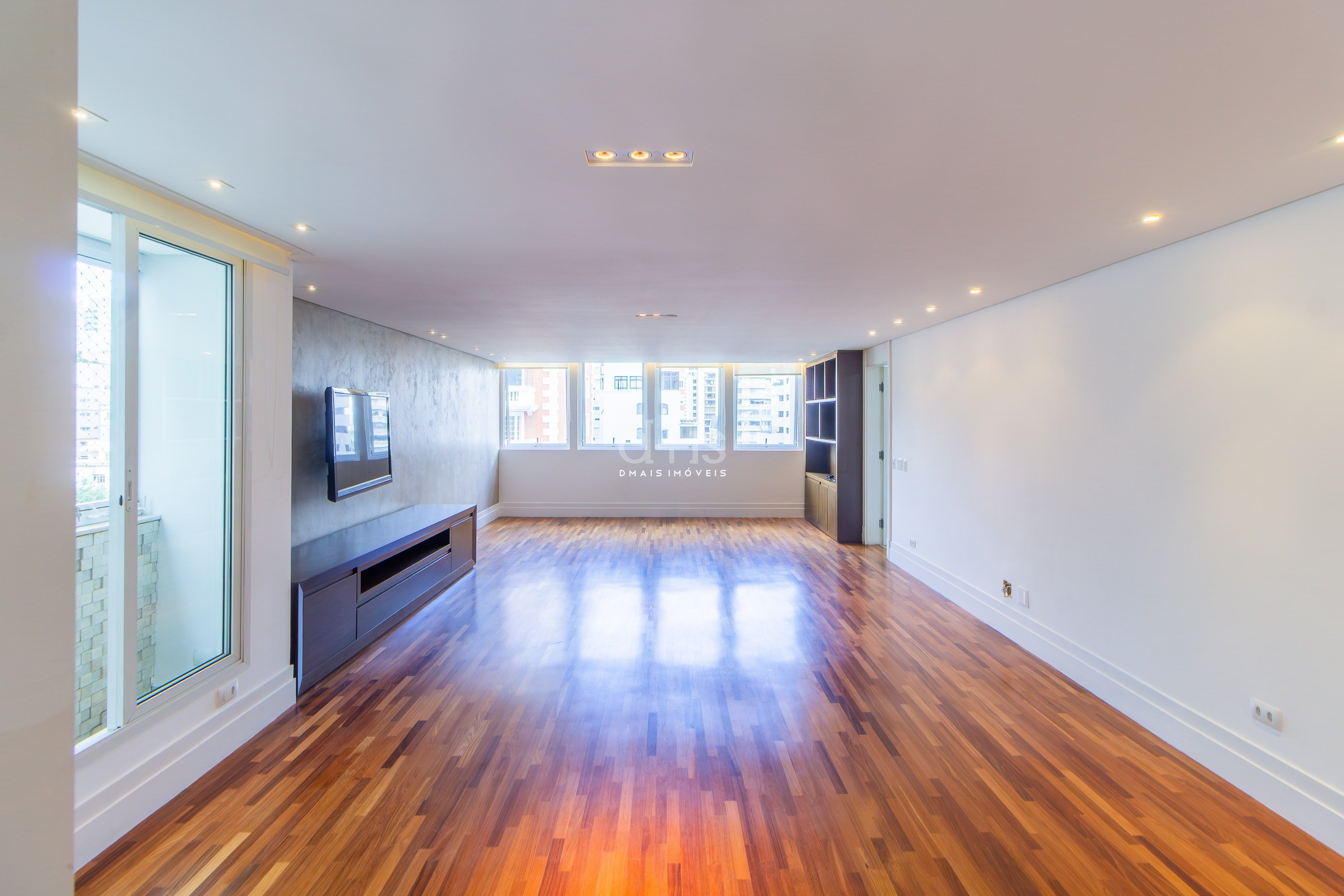 Apartamento amplo com 3 sutes, 3 vagas e home-office no Jardins