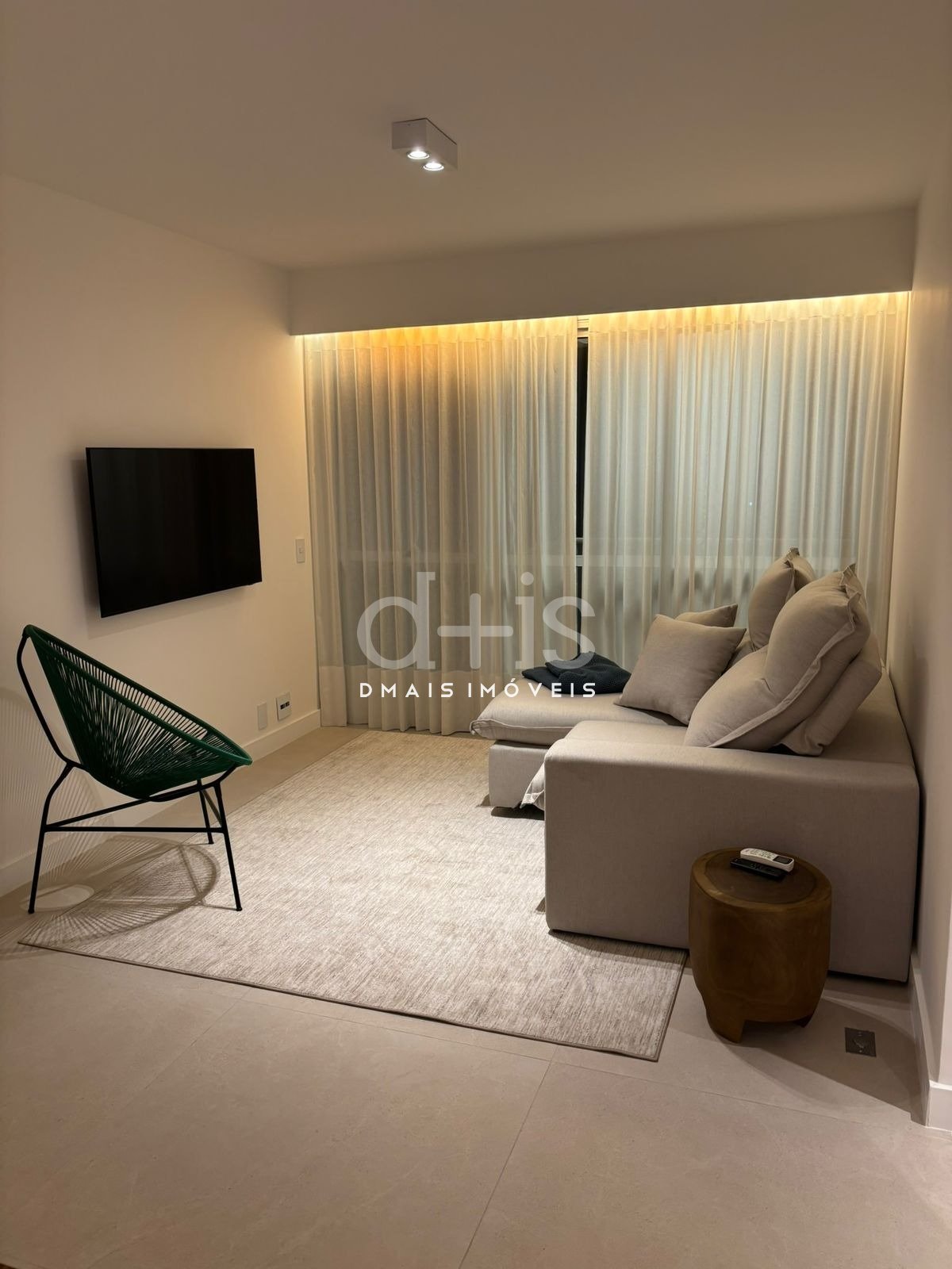 Apartamento Reformado com 2 Su�tes e Sacada no Jardins