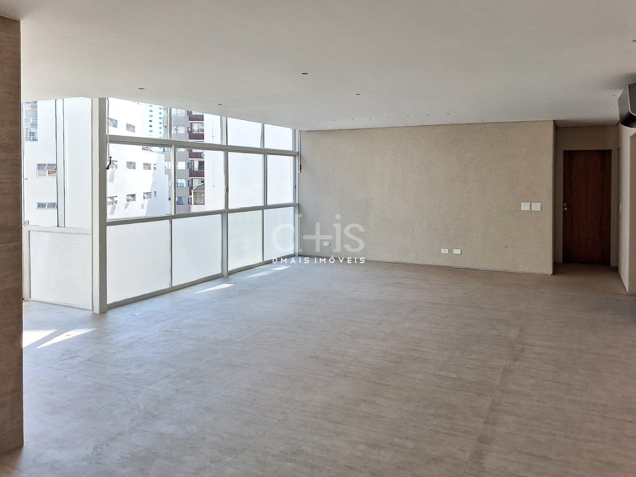 Apartamento reformado de 183m� na parte plana do Jardins