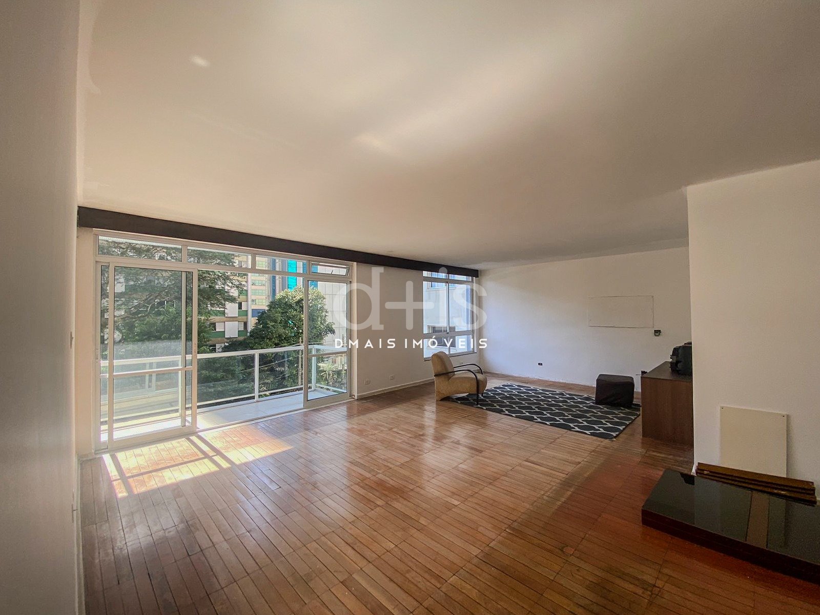 Apartamento para reforma no Jardim Paulista com ambientes espa�osos e sacada