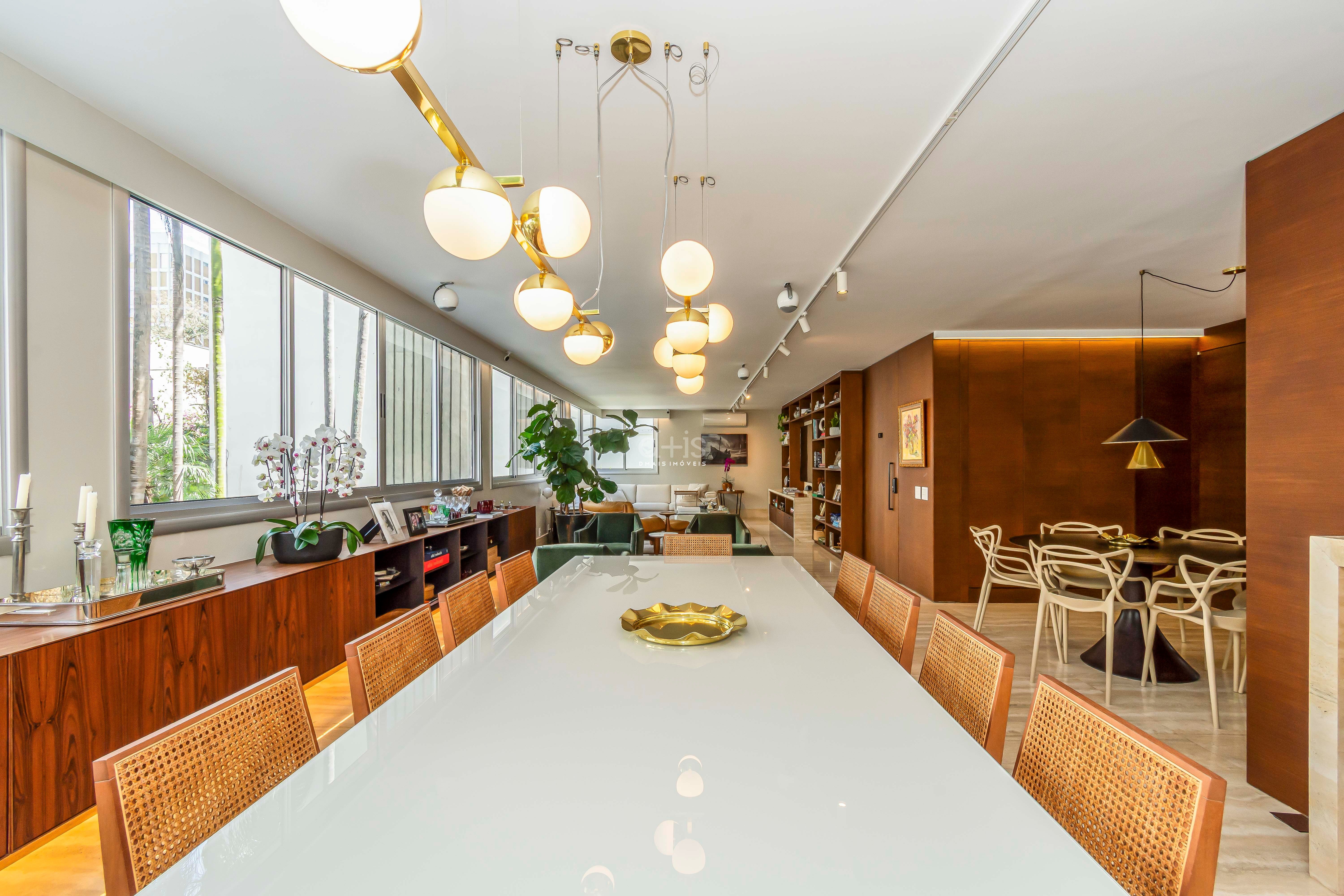 Apartamento Reformado com 4 su�tes e 4 vagas no Jardins