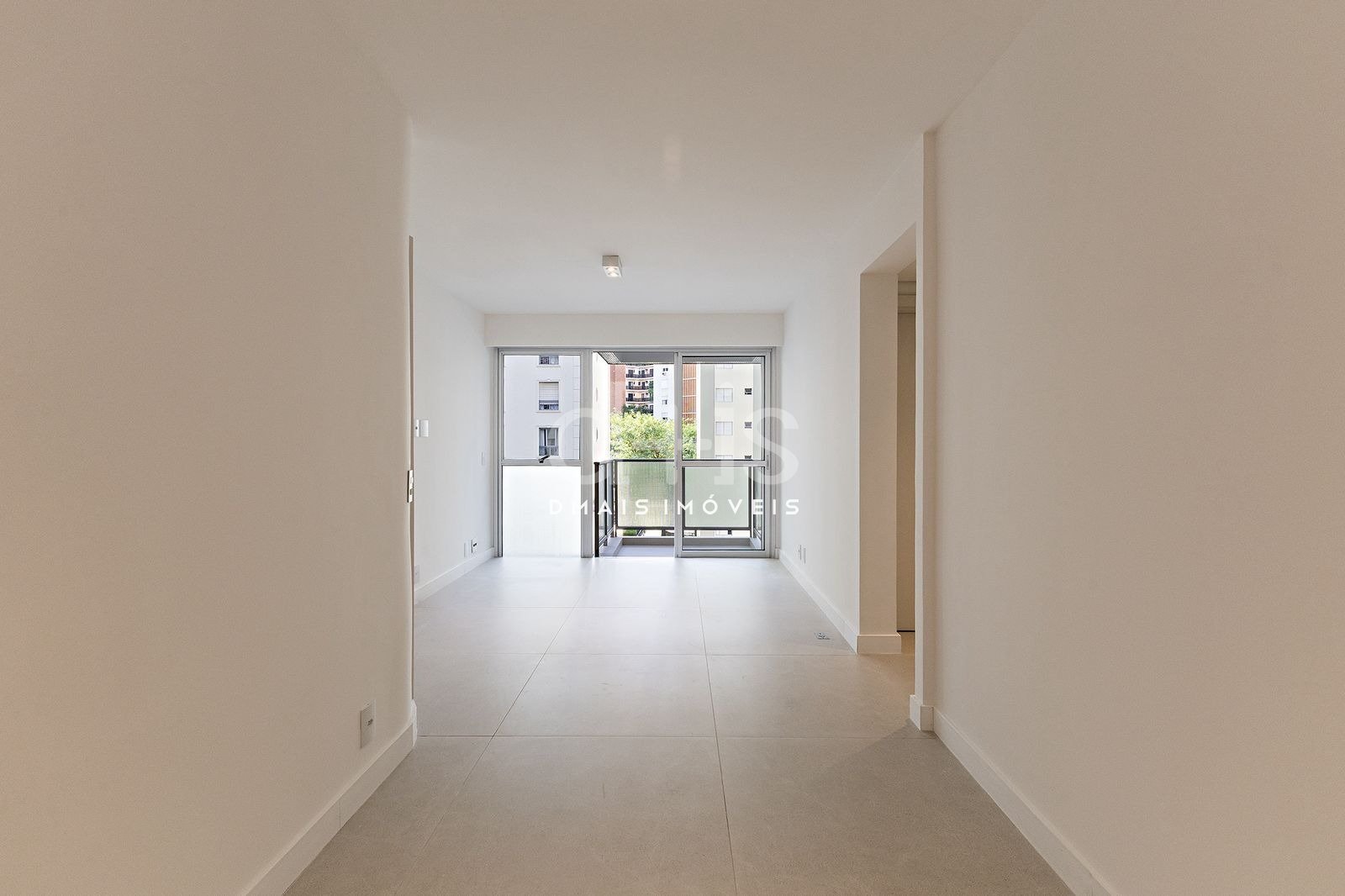 Apartamento Reformado com 2 Su�tes e Sacada no Jardins