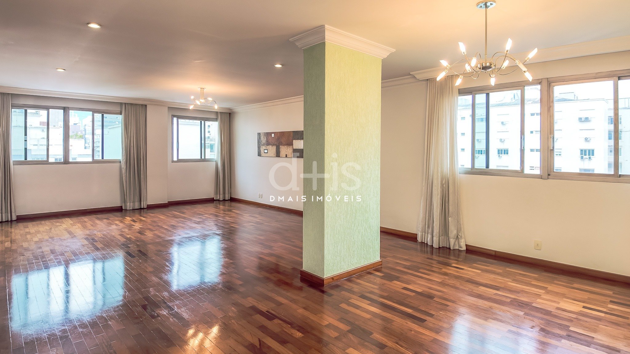 Apartamento de 222m� com 3 dormit�rios na parte plana do Jardins