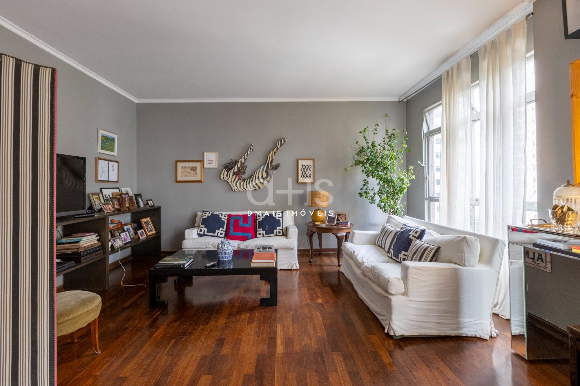 Apartamento espaçoso com 3 dormitórios e 2 vagas perto da Av. Paulista Apartamento espaçoso com 3 dormitórios e 2 vagas perto da Av. Paulista
