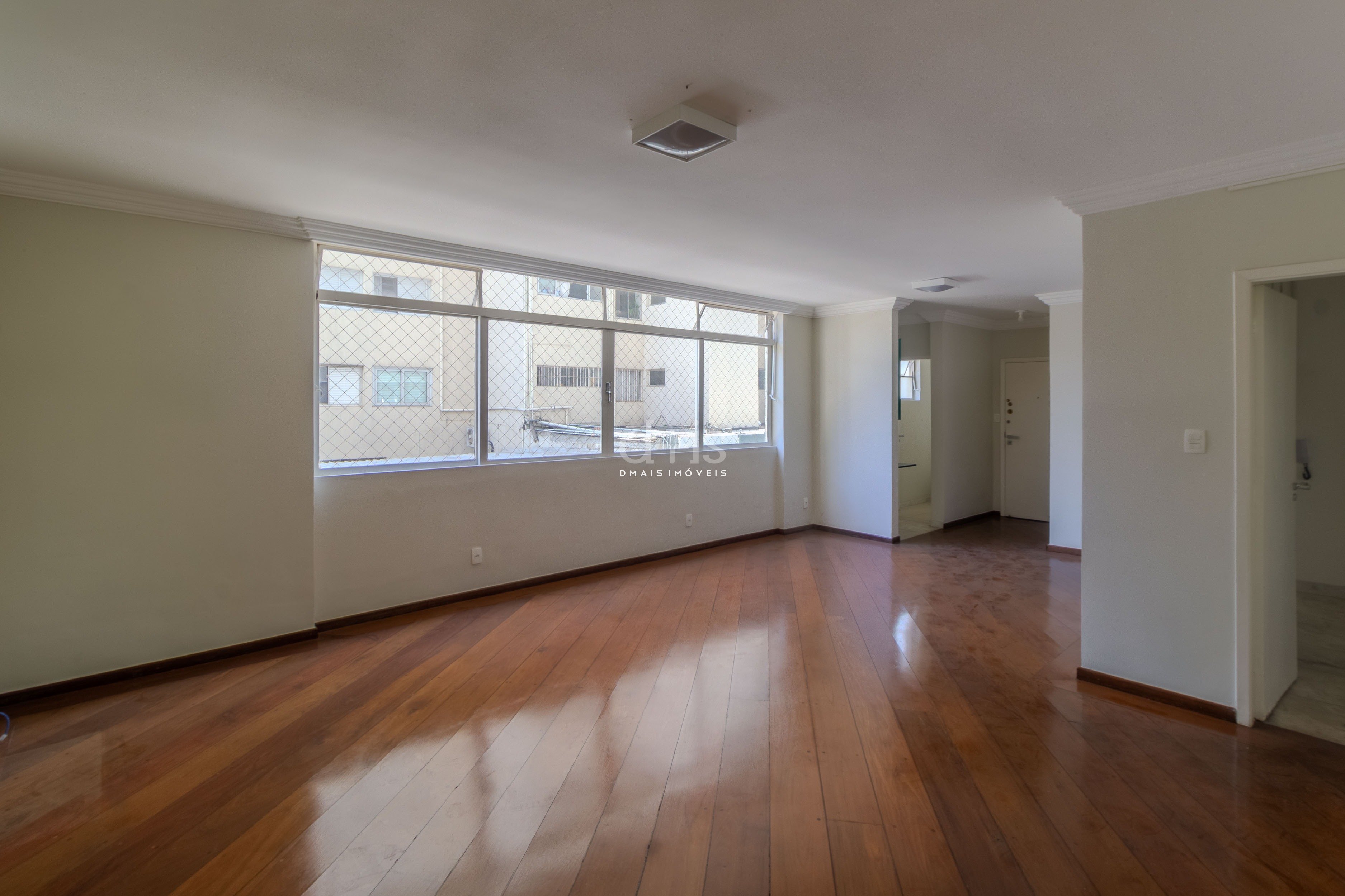 Apartamento espaoso com 3 dormitrios, prximo  charmosa Oscar Freire