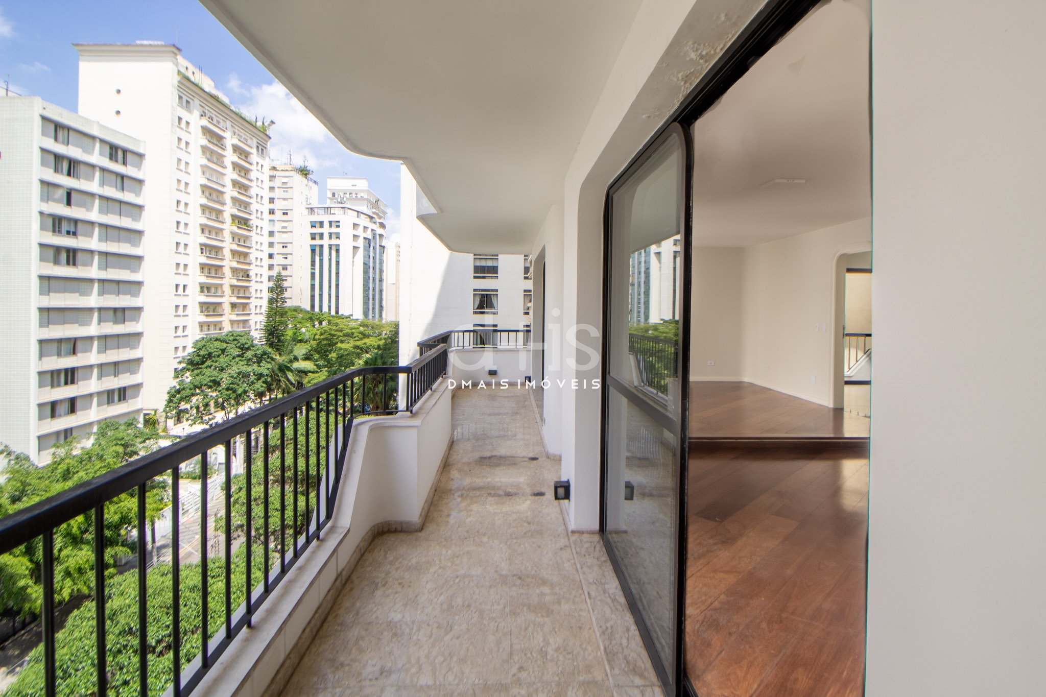 Apartamento amplo totalmente reformado no Jardim Paulista.