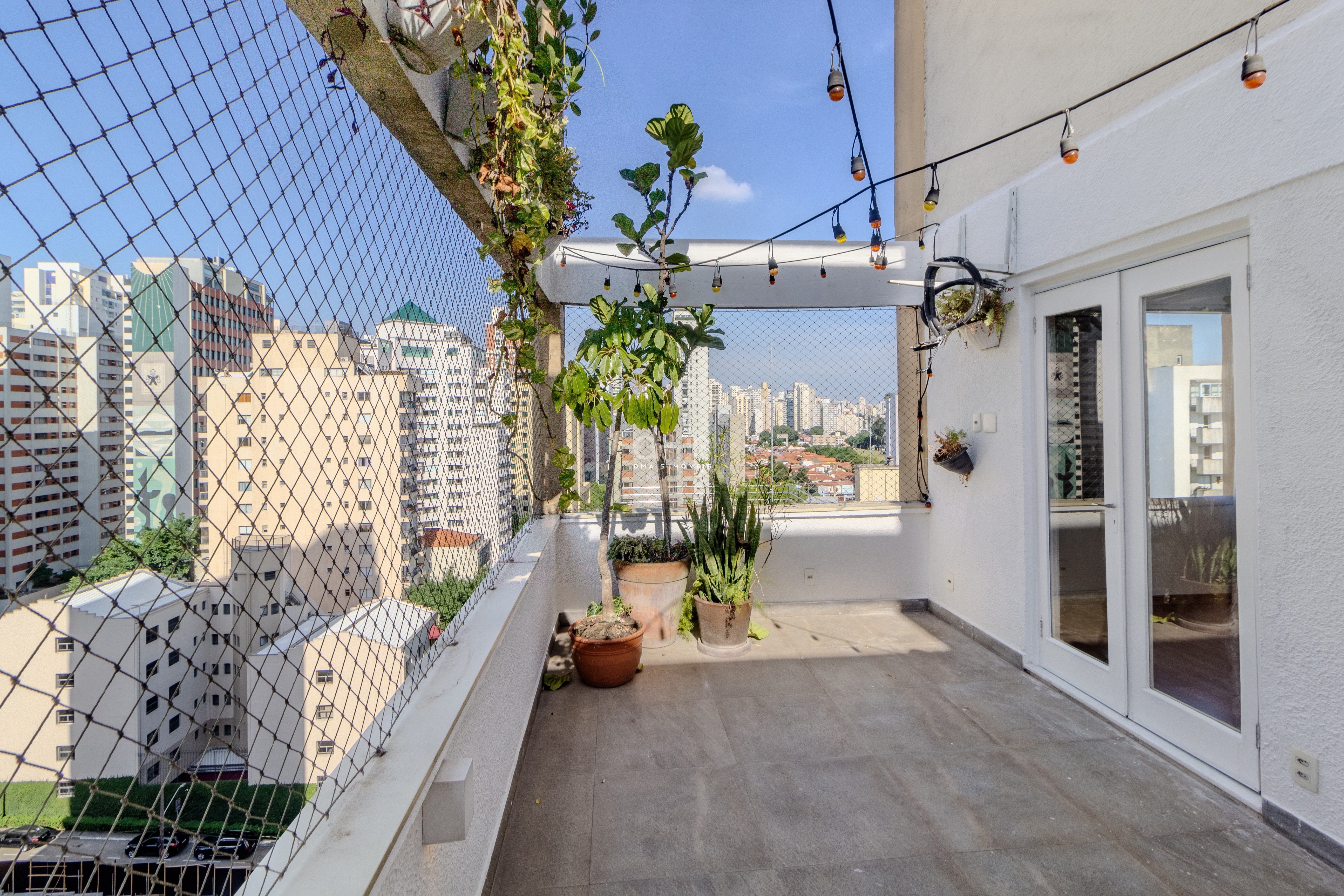 Cobertura reformada com janeles e terrao no Jardim Paulista