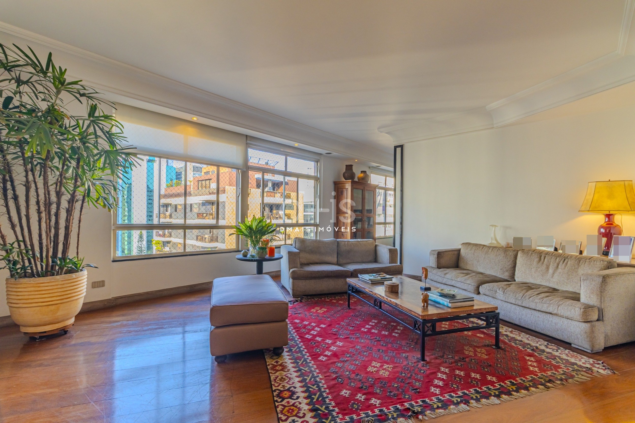 Apartamento de 230m com 3 Dormitrios no Jardins