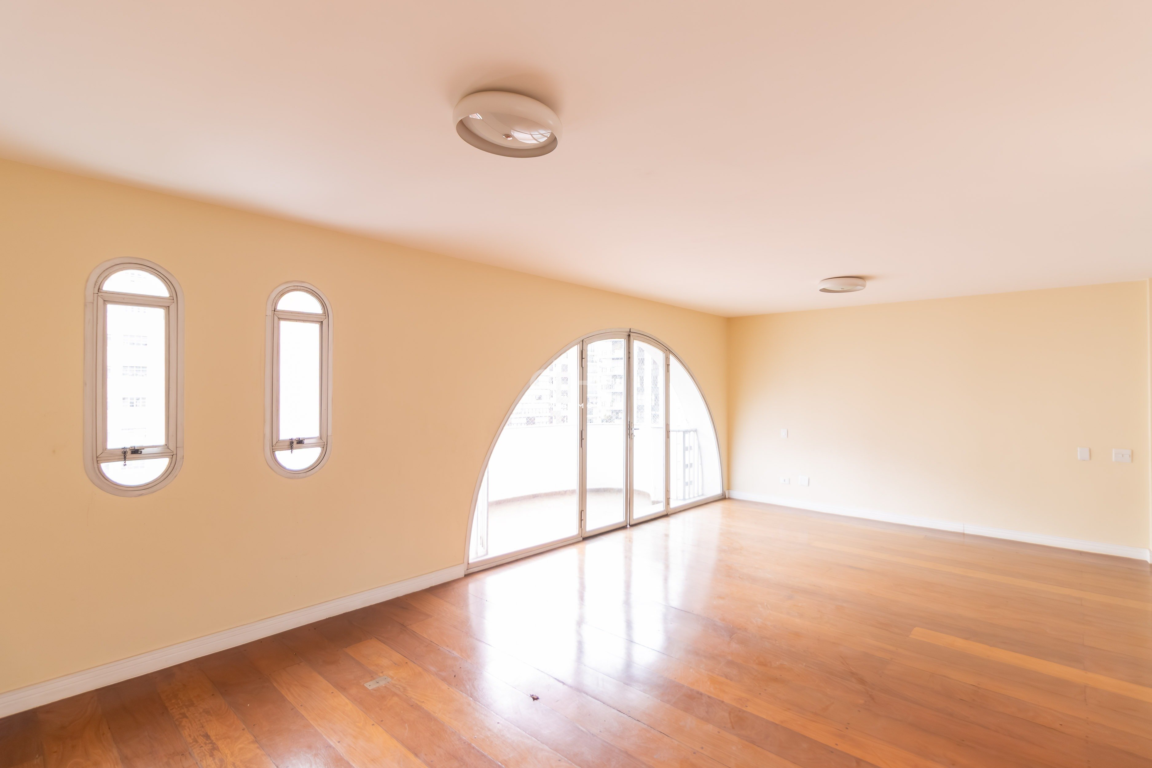 Apartamento de 241m com sacada e 4 Quartos no Jardins