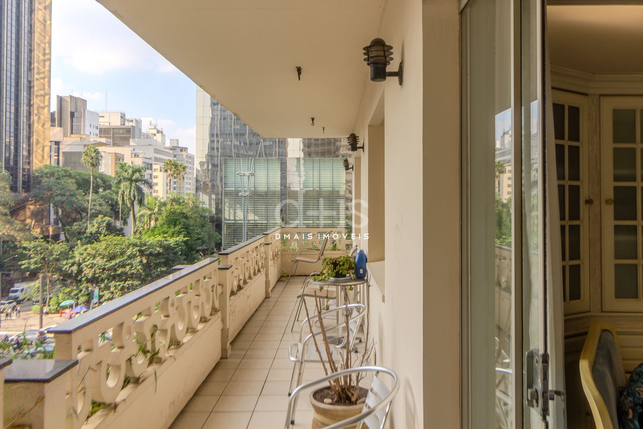 Apartamento de 3 dormitrios com vista para a Avenida Paulista em prdio assinado