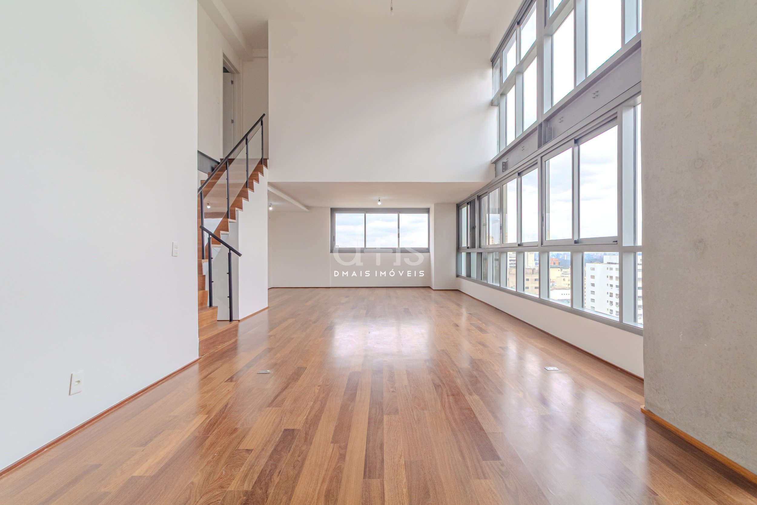 Loft de 180m² com Pé-Direito Duplo e Varanda no Jardins Loft de 180m² com Pé-Direito Duplo e Varanda no Jardins